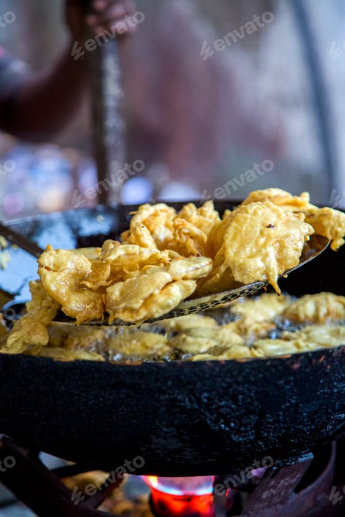 Preview: Frying food in Mumbai, India