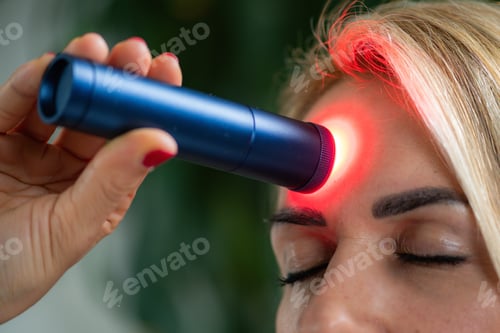 Preview: Red light therapy applied to the head relieves tension and promotes relaxation.