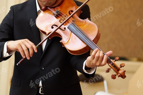 Preview: Japanese man playing the violin