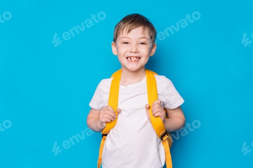 Visualização: Menino com uma mochila amarela contra um fundo azul