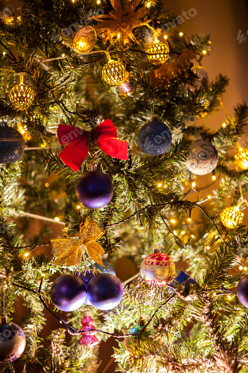 Preview: Christmas tree with garlands and decoration