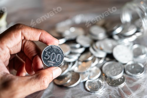 Preview: Hand Holding Indonesian 500 Rupiah Coin
