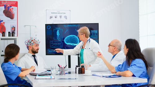 Preview: Senior woman neurologist analysing brain functions using high tech