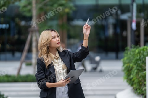 Visualização: Empresária asiática focada trabalhando em atividades da vida diária.