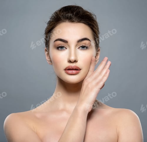 Vista previa: Beautiful face of a young woman with clean fresh skin