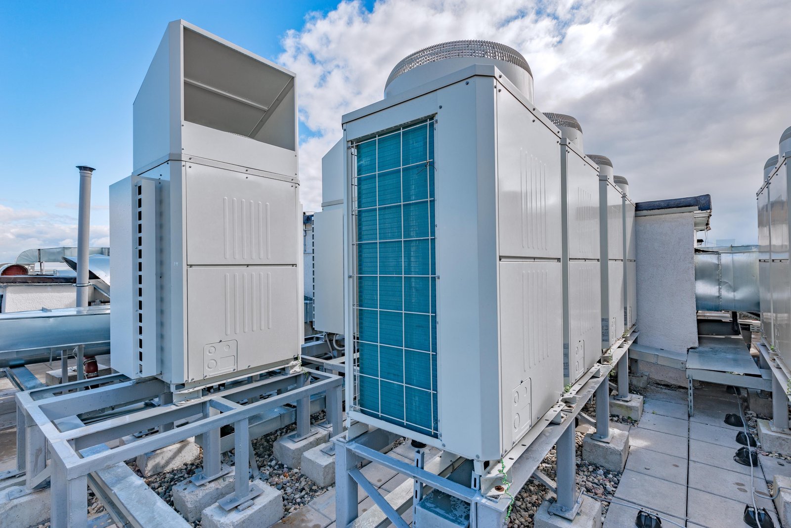 Unité de toiture RTU installée sur bâtiment commercial