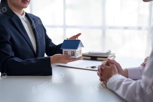 Preview: Couple entered into a house sale contract with a real estate agent. Hand over the house keys and cal
