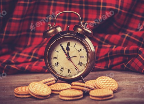 Preview: Retro alarm clock with cookie on a table