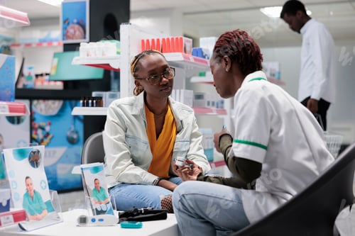 Preview: Pharmacy consultation, pharmacist using pulse oximeter