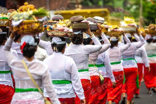 Preview: A group of unrecognizable women during a traditional ceremony in front of a temple