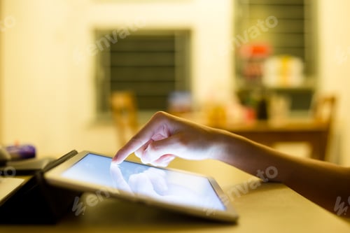 Preview: Hand press on screen digital tablet