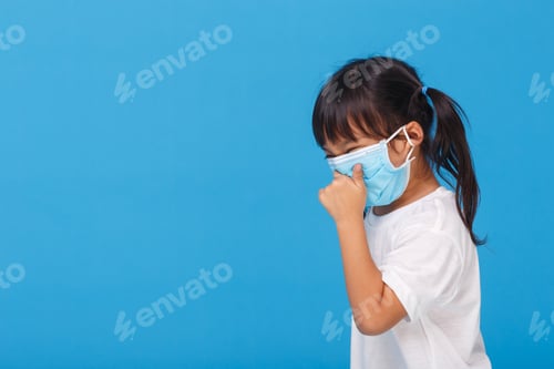 Preview: Cute Asian girl wearing mask to prevent the virus PM2.5, Coronavirus, (2019-nCoV) asian little girl