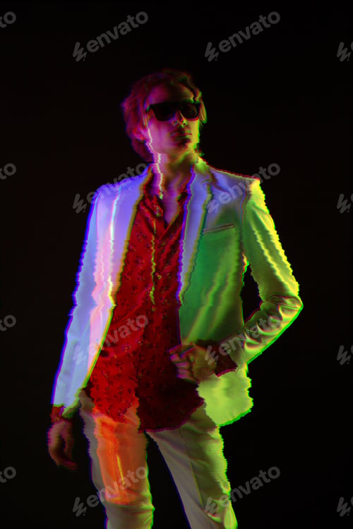 Vista previa: Androgynous man under bright illumination