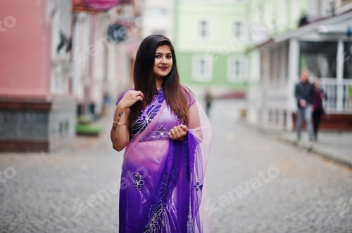 Aperçu: Indian hindu girl at traditional violet saree