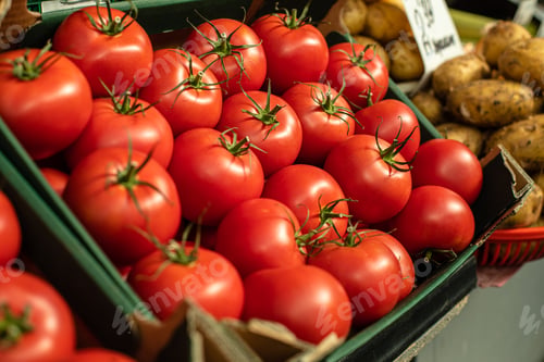 Preview: Red tomatoes on the market are laid out for buyers