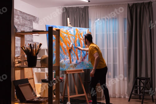 Preview: Contemporary painter in studio