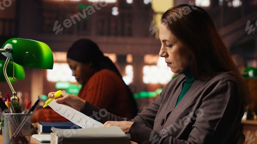 Preview: Female person with a focused expression highlighting important ideas