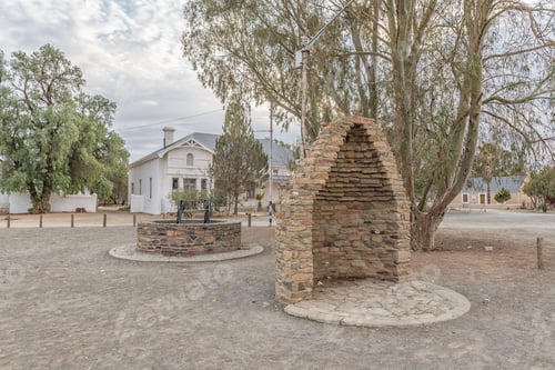 Visualização: Monumento, composto por casa e poço meio corbelados, em Carnavon