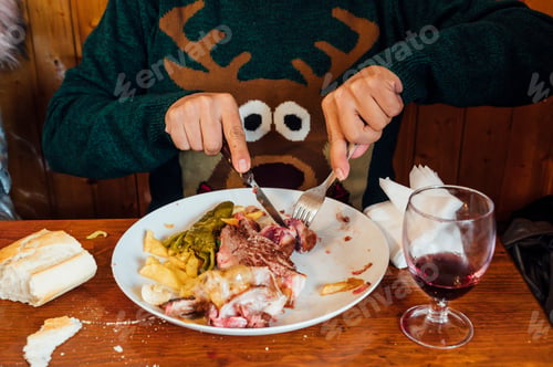 Preview: Man eating traditional beef Spain roast in restaurant