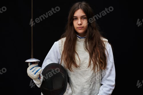 Vista previa: Retrato de mujer vestida con traje blanco de esgrima practicando con la espada sobre fondo negro.