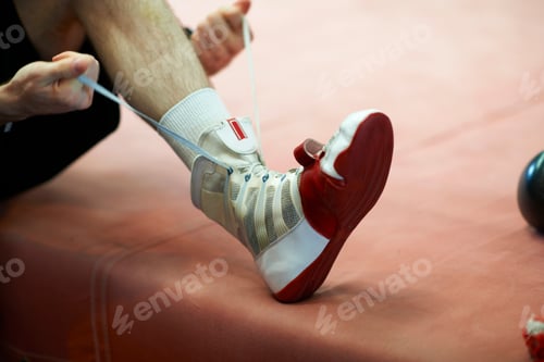 Preview: Boxer tying shoelace, low section