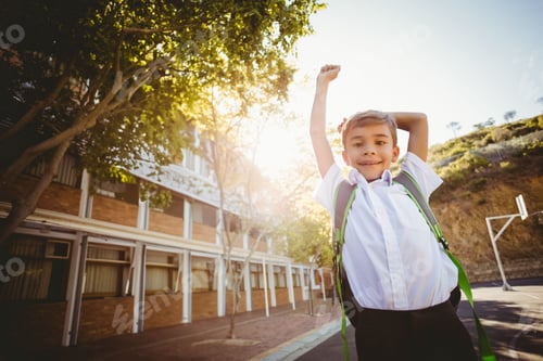 Visualização: A luz do sol é filtrada pelas árvores, projetando sombras salpicadas na quadra de asfalto perto do prédio escolar de tijolos