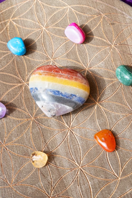 Preview: Healing crystals on brown background