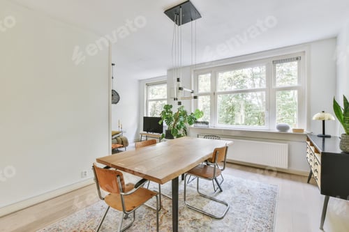Preview: Superb dining room with an interesting chandelier