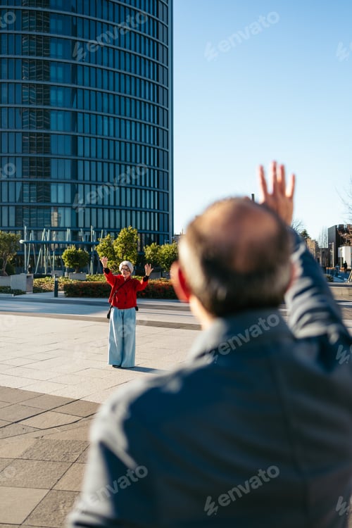 Visualização: Amigos cumprimentando calorosamente perto da praça urbana