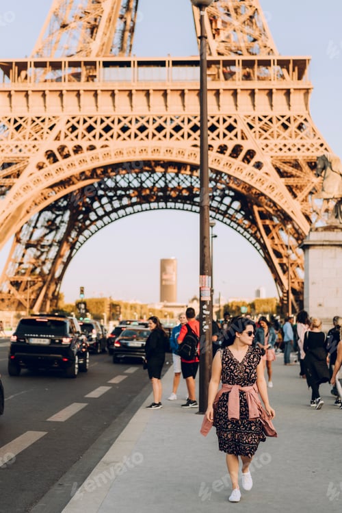 Preview: Tourist woman walking in Paris in front of the Eiffel Tour