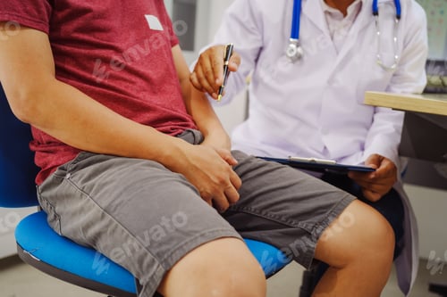 Preview: A man consults a doctor in a hospital for male urinary tract infection.doctor advises on symptoms
