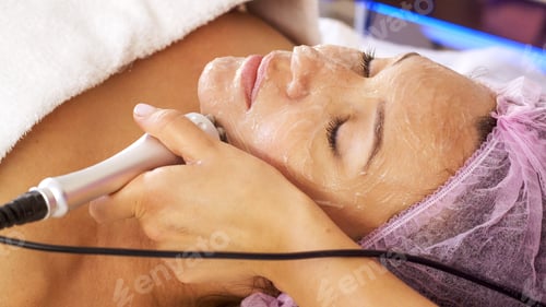 Preview: Woman in a spa salon on cosmetic procedures for facial care. Beautician makes medical procedures