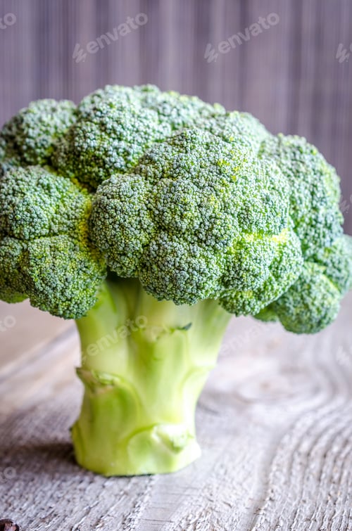 Preview: Fresh broccoli on the wooden table