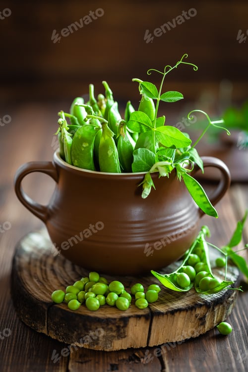 Preview: Fresh green peas on dark wooden rustic background