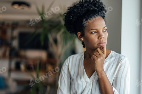 Vista previa: Concentrated african-american woman, thinking about work.