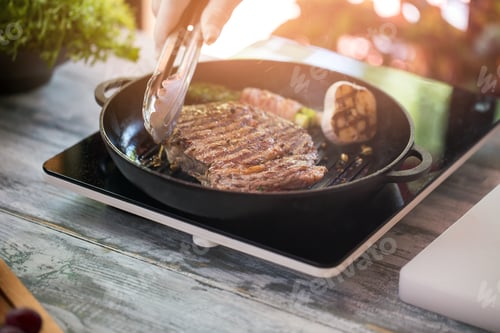 Preview: Tongs touch brown meat