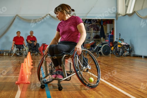 Preview: Competitions of the people in wheelchair on the at the sport holl