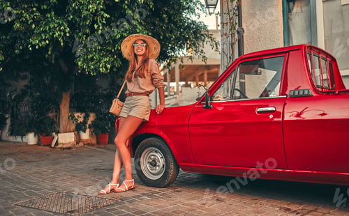 Preview: Young girl tourist travels