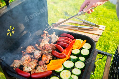 Preview: Barbecue and vegetables on the grill.