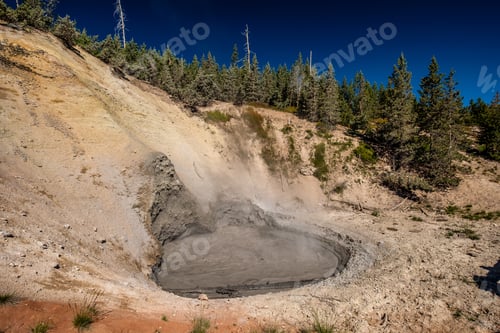 Preview: Hot thermal spring in Yellowstone