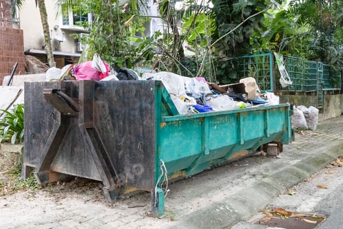 Vista previa: Rubbish dumspter or roro bin with load of waste from construction debris
