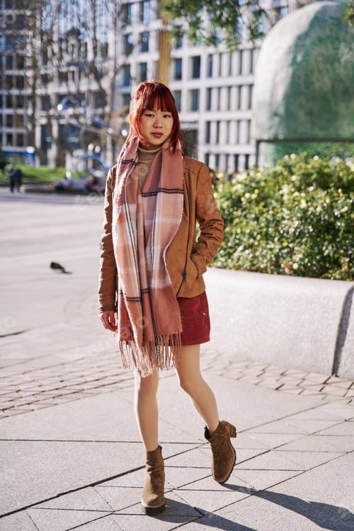 Preview: full view of a Chinese woman walking in style through the city