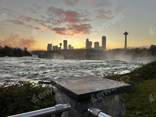 Vorschau: Sonnenuntergang an den Niagarafällen mit Skyline der Stadt