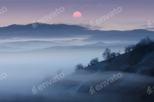 Vorschau: Sonnenaufgang über nebligen Bergen, Morgenlandschaft