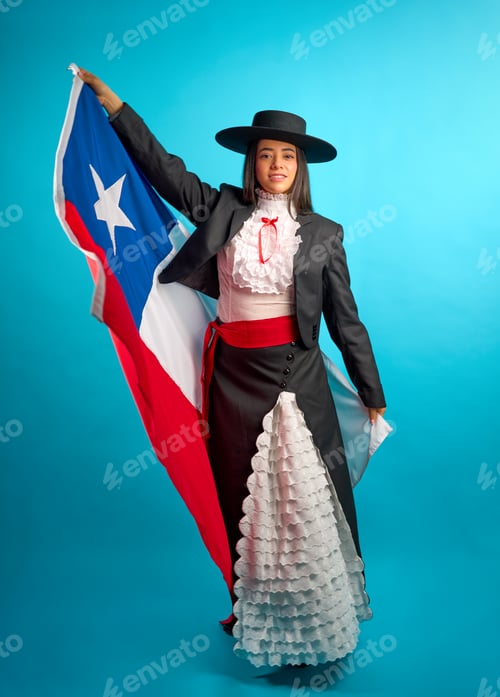 Vista previa: Mujer chilena que sostiene la bandera nacional con ropa tradicional de huasa