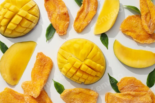 Preview: Dried mango chips with fresh sliced mango