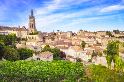 Preview: Colorful landscape view of Saint Emilion village in Bordeaux region