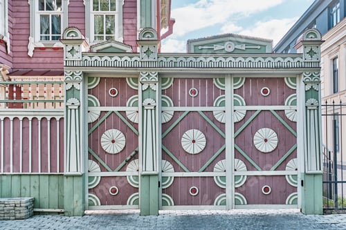 Preview: Colored wooden gate with carved plant pattern, traditional Tatar ornament.