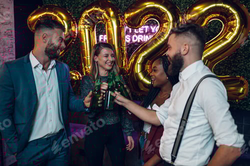 Visualização: Feliz grupo de amigos celebra a véspera de Ano Novo em um clube