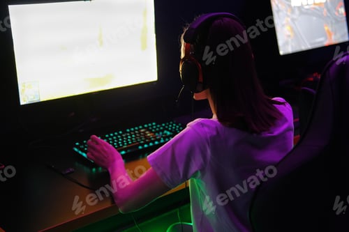 Preview: Gamer young girl plays online